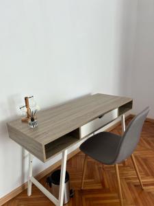a wooden desk with a chair in a room at Apartament Maria in Turda