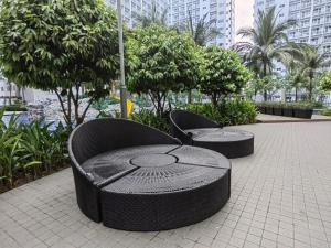 La Vie Riche Holiday Homes - Cozy 1BR Apartment near MOA外面的花园