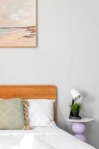 シドニーにあるLive in Comfort - Ensuite Double Room in the Heart of Belmoreのベッドルーム1室(ランプ付)