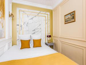 Łóżko lub łóżka w pokoju w obiekcie Merveil - Luxury Suite -Champs Elysees-Haussmann I