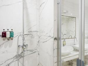 Łazienka w obiekcie Merveil - Luxury Suite -Champs Elysees-Haussmann I