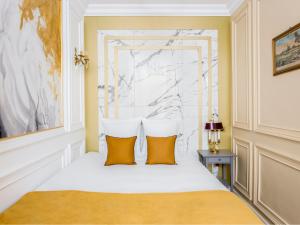 Łóżko lub łóżka w pokoju w obiekcie Merveil - Luxury Suite -Champs Elysees-Haussmann I