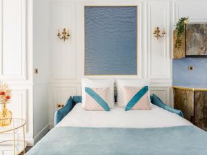 Łóżko lub łóżka w pokoju w obiekcie Merveil - Luxury Suite -Champs Elysees-Haussmann I