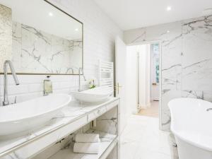 Łazienka w obiekcie Merveil - Luxury Suite -Champs Elysees-Haussmann I
