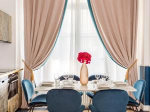 Część wypoczynkowa w obiekcie Merveil - Luxury Suite -Champs Elysees-Haussmann I