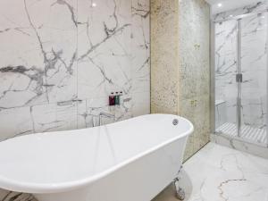 Łazienka w obiekcie Merveil - Luxury Suite -Champs Elysees-Haussmann I