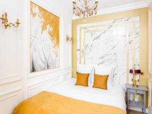 Łóżko lub łóżka w pokoju w obiekcie Merveil - Luxury Suite -Champs Elysees-Haussmann I