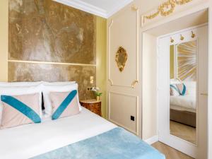 Łóżko lub łóżka w pokoju w obiekcie Merveil - Luxury Suite -Champs Elysees-Haussmann I