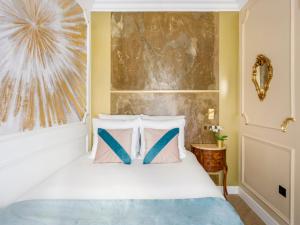 Łóżko lub łóżka w pokoju w obiekcie Merveil - Luxury Suite -Champs Elysees-Haussmann I