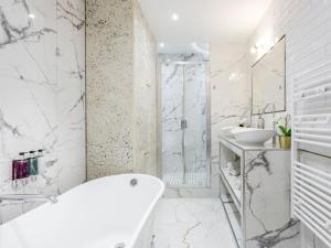Łazienka w obiekcie Merveil - Luxury Suite -Champs Elysees-Haussmann I