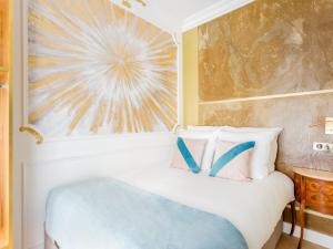 sypialnia z łóżkiem i obrazem na ścianie w obiekcie Merveil - Luxury Suite -Champs Elysees-Haussmann I w Paryżu
