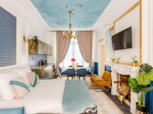 Telewizja i/lub zestaw kina domowego w obiekcie Merveil - Luxury Suite -Champs Elysees-Haussmann I