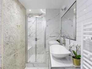 Łazienka w obiekcie Merveil - Luxury Suite -Champs Elysees-Haussmann I
