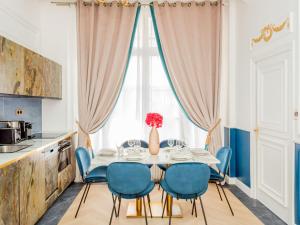 Kuchnia lub aneks kuchenny w obiekcie Merveil - Luxury Suite -Champs Elysees-Haussmann I