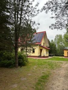 GuciówにあるAgroturystyka Zacisze Guciówの屋根に太陽光パネルを敷いた家
