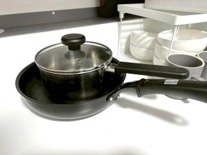 Utensilios para hacer té y café en Neighbor's Hotel 西十日市