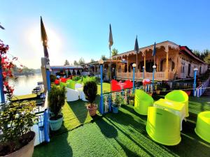 Fotografie z fotogalerie ubytování Aziz Palace Group of Houseboats v destinaci Jāmb