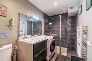 a bathroom with a washing machine and a shower at Nid Bohème en Provence Calme & Terrasse Zen in Lorgues