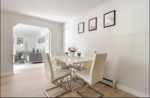 Χώρος καθιστικού στο 2 Bedrooms in Coquitlam