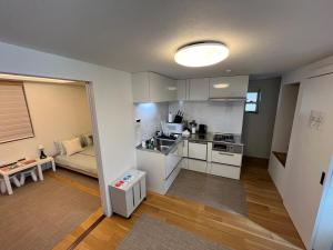 Dapur atau dapur kecil di 嵐山 天龍の宿 駐車無料 一棟貸切 最大5人 Dragon Legend Arashiyama Central Private Rare Modern House Free Parking Max 5ppl