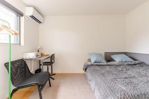 Tempat tidur dalam kamar di 嵐山 天龍の宿 駐車無料 一棟貸切 最大5人 Dragon Legend Arashiyama Central Private Rare Modern House Free Parking Max 5ppl