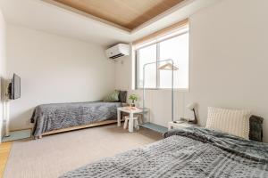 Tempat tidur dalam kamar di 嵐山 天龍の宿 駐車無料 一棟貸切 最大5人 Dragon Legend Arashiyama Central Private Rare Modern House Free Parking Max 5ppl