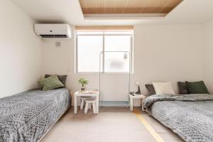Postel nebo postele na pokoji v ubytování 嵐山 天龍の宿 駐車無料 一棟貸切 最大5人 Dragon Legend Arashiyama Central Private Rare Modern House Free Parking Max 5ppl
