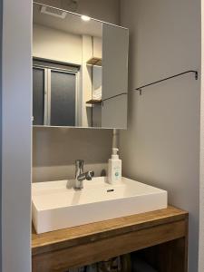 Kamar mandi di 嵐山 天龍の宿 駐車無料 一棟貸切 最大5人 Dragon Legend Arashiyama Central Private Rare Modern House Free Parking Max 5ppl