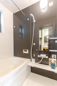 Kamar mandi di 嵐山 天龍の宿 駐車無料 一棟貸切 最大5人 Dragon Legend Arashiyama Central Private Rare Modern House Free Parking Max 5ppl
