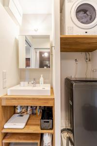 Dapur atau dapur kecil di 嵐山 天龍の宿 駐車無料 一棟貸切 最大5人 Dragon Legend Arashiyama Central Private Rare Modern House Free Parking Max 5ppl