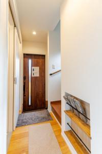 Dapur atau dapur kecil di 嵐山 天龍の宿 駐車無料 一棟貸切 最大5人 Dragon Legend Arashiyama Central Private Rare Modern House Free Parking Max 5ppl