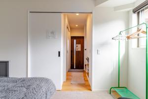 Tempat tidur dalam kamar di 嵐山 天龍の宿 駐車無料 一棟貸切 最大5人 Dragon Legend Arashiyama Central Private Rare Modern House Free Parking Max 5ppl