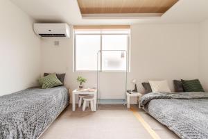 Tempat tidur dalam kamar di 嵐山 天龍の宿 駐車無料 一棟貸切 最大5人 Dragon Legend Arashiyama Central Private Rare Modern House Free Parking Max 5ppl