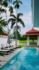 Πισίνα στο ή κοντά στο Coastal Villa on Fairway