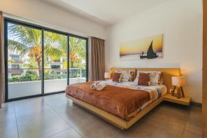 モン・ショワジーにあるLuxury Apt - Stunning Pool View - Beaches 2 minの大きなベッドと大きな窓のある寝室 +31枚の写真