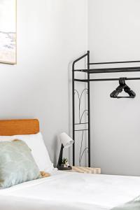 シドニーにあるComfortable Single Room in Convenient Belmore Location - Shared Bathroomのベッドルーム(白いベッド、黒いヘッドボード付)