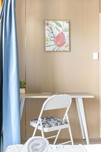 シドニーにあるComfortable Single Room in Convenient Belmore Location - Shared Bathroomの白い椅子
