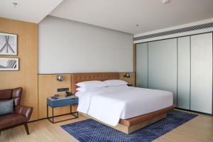 Letto o letti in una camera di Four Points by Sheraton Shenzhen, Guangming