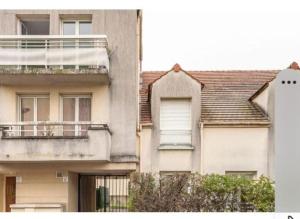 ピエールフィット・シュル・セーヌにあるStudio Appartment with Office wifi parking balconyのバルコニー付きのアパートメントビル