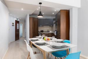 Kuchyň nebo kuchyňský kout v ubytování Modern Ensuite Rooms in Shared Apartment Near Balluta Bay Sliema Gzira