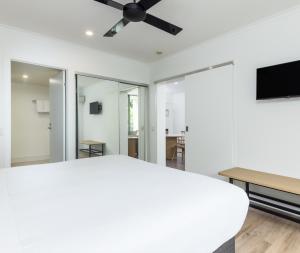 Oaks Port Douglas Resort的电视和/或娱乐中心