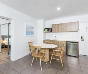 Oaks Port Douglas Resort的厨房或小厨房