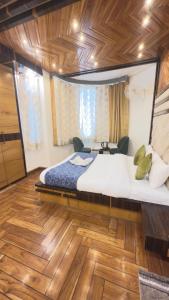 Postel nebo postele na pokoji v ubytování Siris Luxury Cottage
