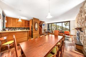 een keuken en eetkamer met een houten tafel en stoelen bij Pontresina 1 in Falls Creek