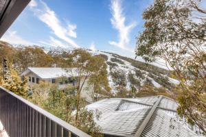 een uitzicht vanaf het balkon van een huis bij Pontresina 1 in Falls Creek