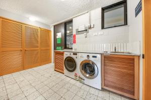 een wasruimte met een wasmachine en droger. bij Pontresina 1 in Falls Creek