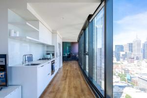 Kuchyň nebo kuchyňský kout v ubytování lvl36 High-rise 1BR condo CBD Panoramic City View