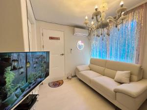 TV a/nebo společenská místnost v ubytování Ttukseom station Cozy Apartment 3R4QB8PPL SMenter Han river