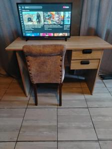 Μια τηλεόραση ή/και κέντρο ψυχαγωγίας στο Roots Self Catering Budget Unit 2-Budget Room