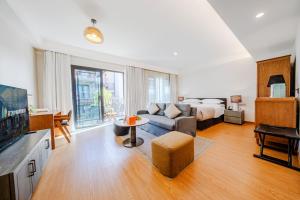 a living room with a couch and a bed at Joy Holiday Hotel Lijiang in Lijiang